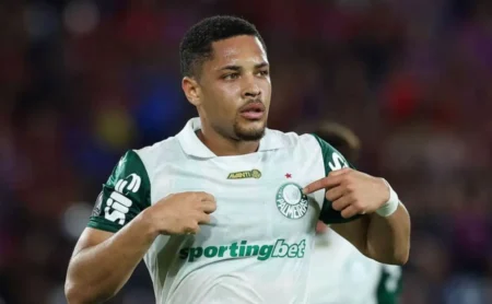 Vitor Roque decide e Palmeiras vence o Internacional fora de casa no Brasileirão