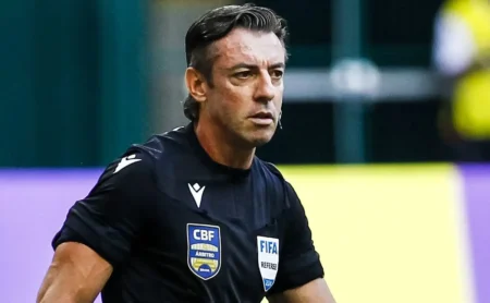 Vitória x Flamengo: Árbitro Claus apita partida do Brasileirão 48h após clássico Corinthians x Palmeiras Vitória x Flamengo: Árbitro Claus apita partida do Brasileirão 48h após clássico Corinthians x Palmeiras