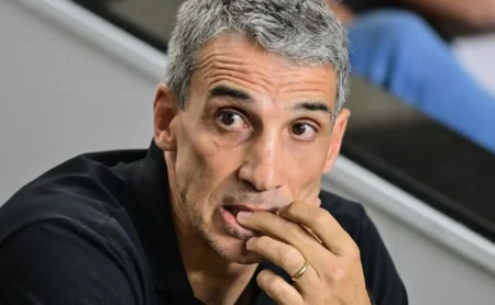 Vojvoda pressiona por reforços no Santos e mira Hércules, do Fluminense, após contato.