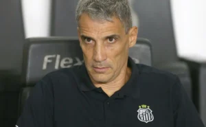 Vojvoda revela pressão no Santos e explica trabalho para proteger o elenco: “Preciso controlar tudo”