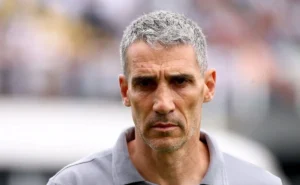 Vojvoda, sob risco de demissão no Santos, reúne jogadores antes do clássico