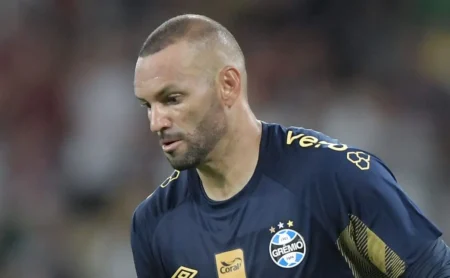 Weverton tem atuação questionável em São Paulo x Grêmio e pênalti gerado em Sávio Pereira Sampaio causa polêmica