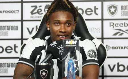 Ythallo elogia Anselmi e projeta estreia pelo Botafogo: “Vem conversando bastante com a gente”