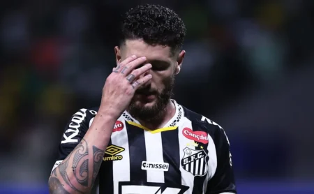 Zé Rafael avalia deixar o Santos e transferir-se aos EUA antes do mata-mata do Paulistão Zé Rafael avalia deixar o Santos e transferir-se aos EUA antes do mata-mata do Paulistão