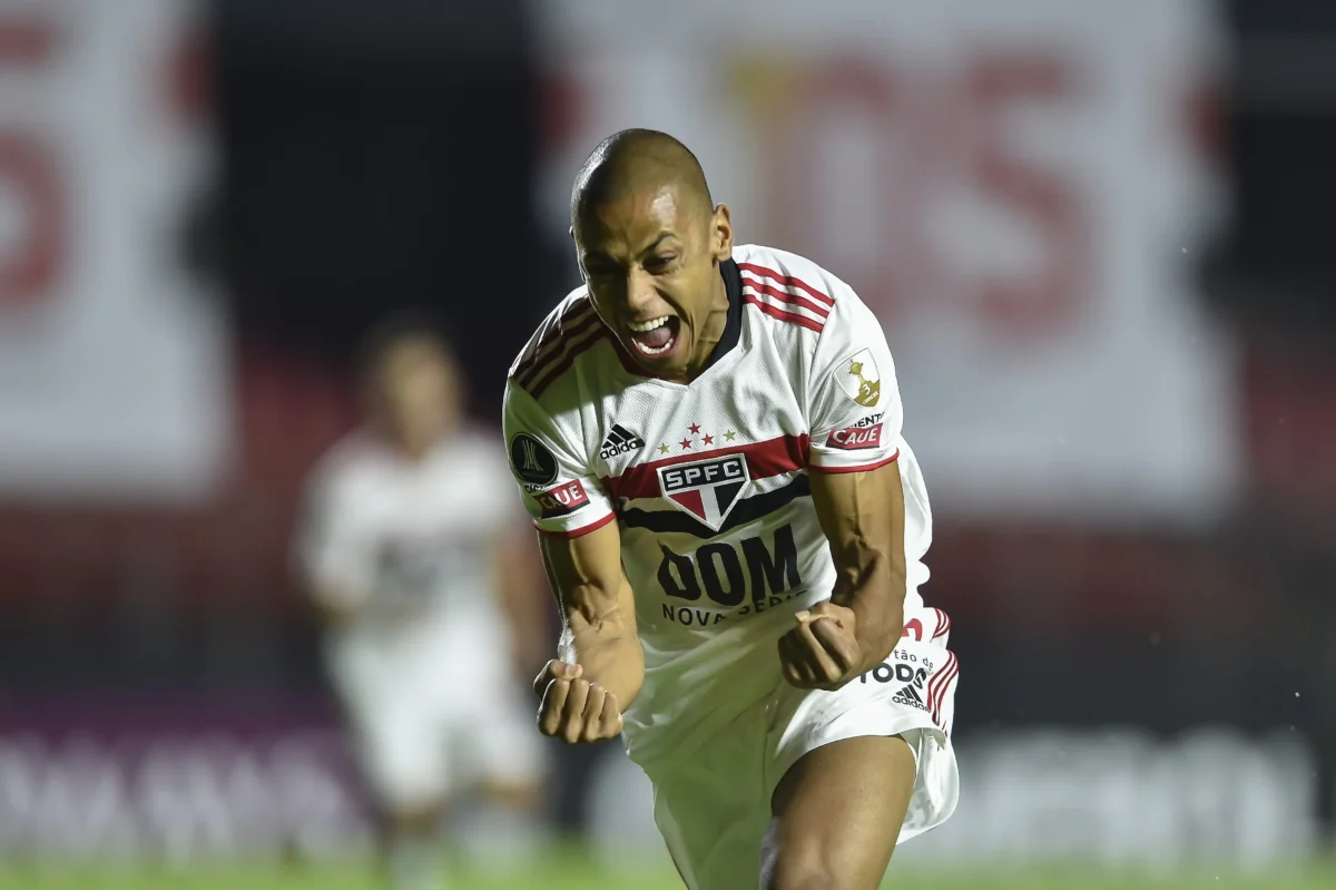 Zagueiro que atuou por São Paulo e Grêmio é anunciado pelo Criciúma