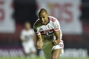 Zagueiro que atuou por São Paulo e Grêmio é anunciado pelo Criciúma