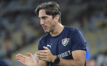 Zubeldía exalta garra do Fluminense na vitória sobre o Botafogo, mesmo com um jogador a menos