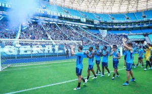 7.300 vozes e 8 toneladas de solidariedade: Grêmio embalado para a final