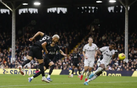 A 100 Dias da Copa: Duelo de Centroavantes Brasileiros em Destaque