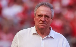 Abel Braga obtém suspensão de punição no STJD por polêmica em 2025.
