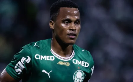 Abel defende Jhon Arias contra cobranças da imprensa e detalha condição física do colombiano