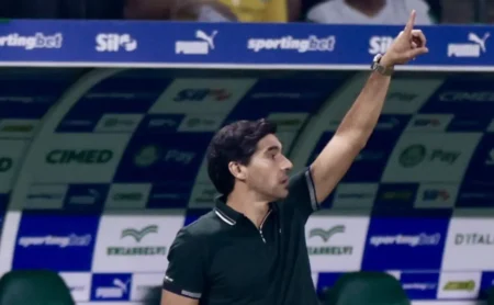 Abel Ferreira brilha com estratégia em Palmeiras x Botafogo e mantém o time na disputa pela liderança
