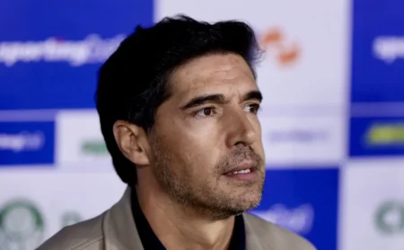 Abel Ferreira surpreende com esquema sem Vitor Roque e leva vantagem para o interior