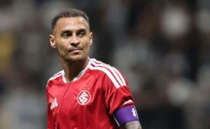 Alan Patrick: Reinvenção sob o comando de Pezzolano após perder espaço no time titular Alan Patrick: Reinvenção sob o comando de Pezzolano após perder espaço no time titular