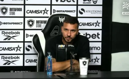 Alessandro Brito lamenta eliminação do Botafogo na Libertadores e menciona punição por transfer ban