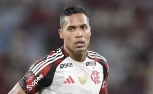 Alex Sandro: Entorse na mão direita não o impede de jogar pelo Flamengo