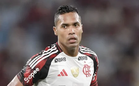 Alex Sandro: Entorse na mão direita não o impede de jogar pelo Flamengo