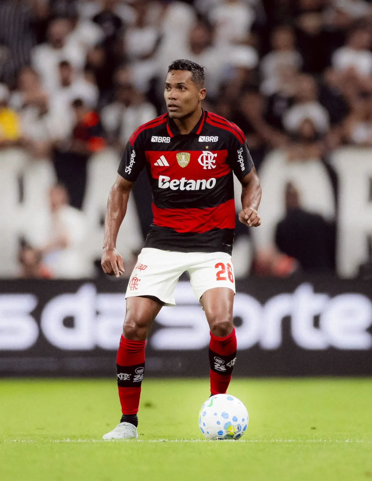 Alex Sandro deixa campo com dores e será avaliado em São Paulo após partida entre Corinthians e Flamengo Alex Sandro deixa campo com dores e será avaliado em São Paulo após partida entre Corinthians e Flamengo