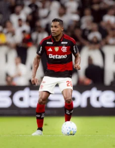 Alex Sandro deixa campo com dores e será avaliado em São Paulo após partida entre Corinthians e Flamengo