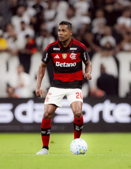 Alex Sandro deixa campo com dores e será avaliado em São Paulo após partida entre Corinthians e Flamengo