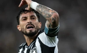 Alex Telles expõe crise no Botafogo e declara: “futebol não aceita desaforo”