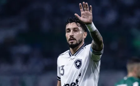 Alex Telles causa impacto negativo no Botafogo por questões extracampo: “Tenta blindar o vestiário”