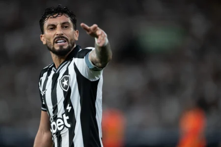 Alex Telles afirma que o Botafogo vai além dos jogadores: "Futebol não aceita desaforo"