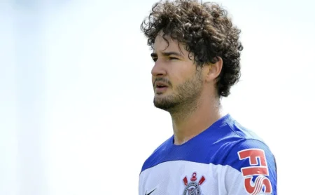 Alexandre Pato se declara ao Corinthians e comenta sobre a torcida do filho pelo clube