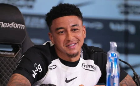 Alicia Klein, do UOL Esporte, critica recepção da Fiel a Jesse Lingard: “Nem jogou”