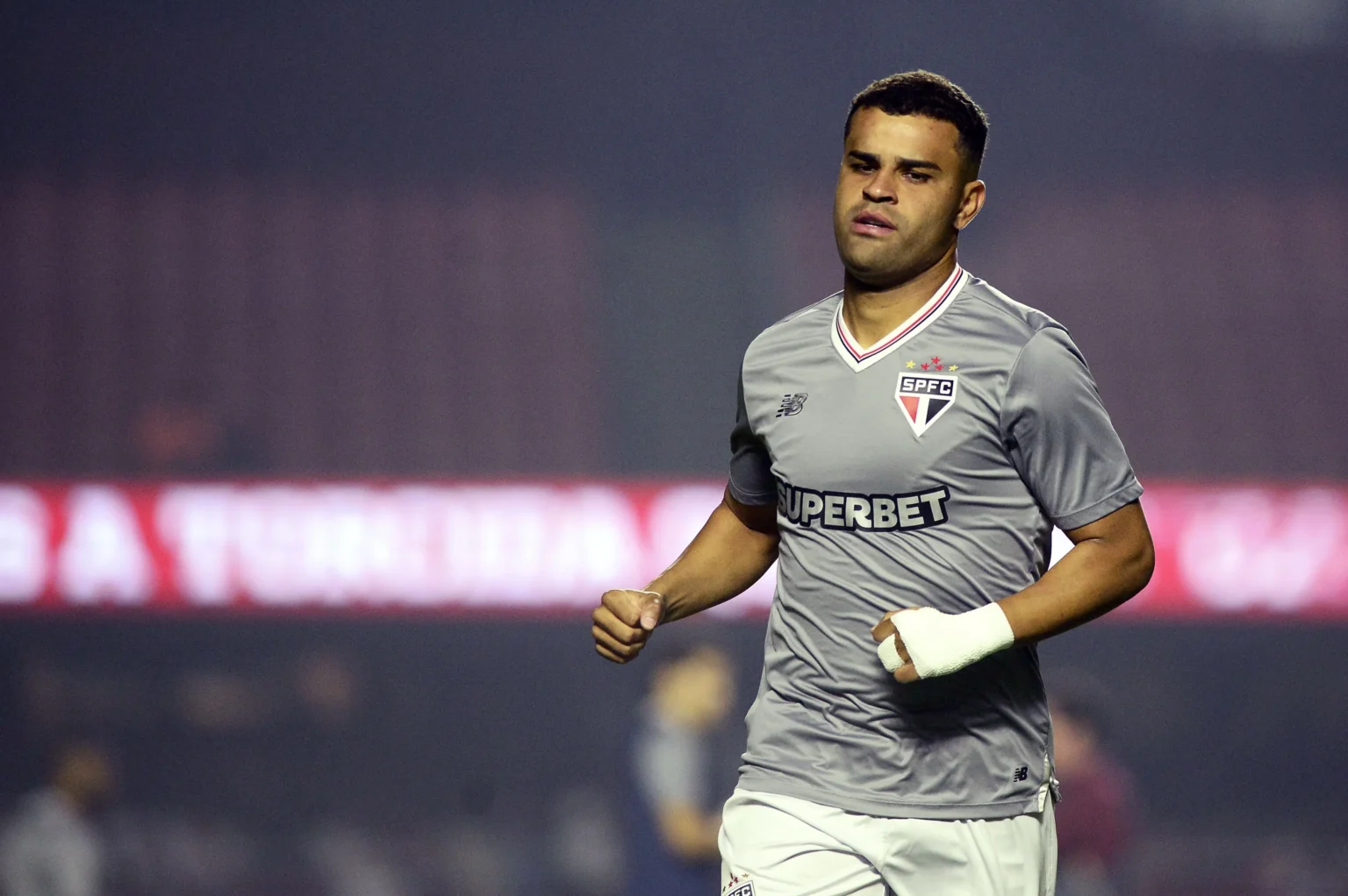 Alisson liberado para viajar; São Paulo encaminha acerto com Fluminense