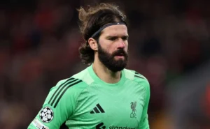 Alisson se manifesta após corte da Seleção por lesão: “Voltar ainda mais forte” Alisson se manifesta após corte da Seleção por lesão: “Voltar ainda mais forte”