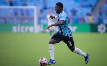 Amuzu em alta no Grêmio: renovação em vista e sonho com a Copa do Mundo Amuzu em alta no Grêmio: renovação em vista e sonho com a Copa do Mundo