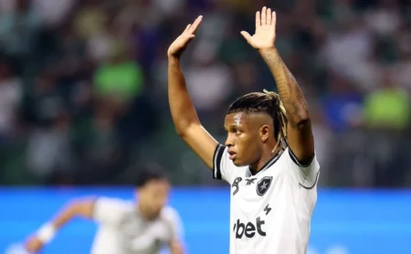 Andreas Pereira decide, Botafogo perde no Allianz e situação se complica com expulsão no 1º tempo