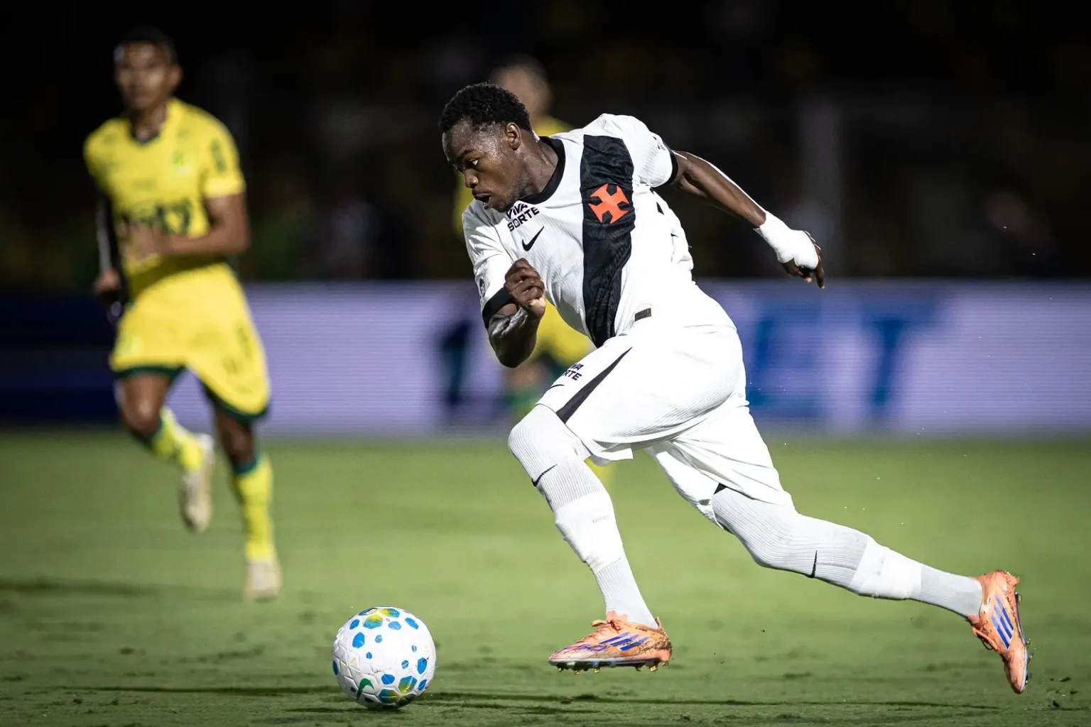 Andrés Gómez supera Arias em duelo na vitória do Vasco sobre o Palmeiras pela Copa do Mundo