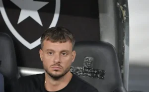 Anselmi alerta para fragilidade defensiva do Botafogo e poderio ofensivo do Palmeiras