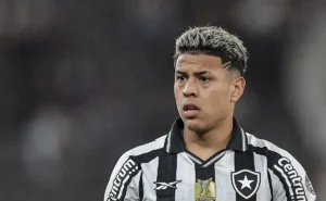 Anselmi confirma Matheus Martins como titular no Botafogo; Arthur Cabral é opção no segundo tempo Anselmi confirma Matheus Martins como titular no Botafogo; Arthur Cabral é opção no segundo tempo
