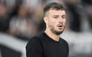 Anselmi lamenta ofensas da torcida após derrota do Botafogo no clássico Anselmi lamenta ofensas da torcida após derrota do Botafogo no clássico