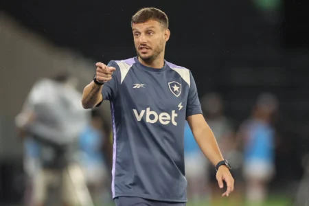 Anselmi sob pressão: risco de demissão aumenta no Botafogo; entenda o cenário Anselmi sob pressão: risco de demissão aumenta no Botafogo; entenda o cenário