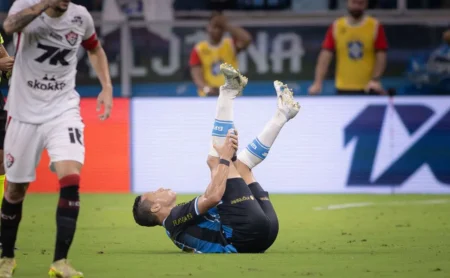 Antônio Dutra Jr., dirigente do Grêmio, critica pergunta sobre lesão de Marlon: “Não é o momento”