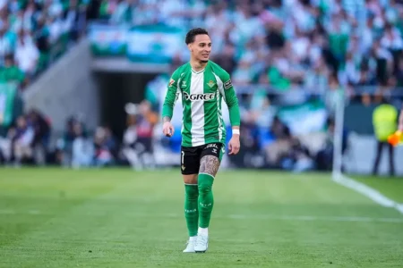 Antony discute com torcedores do Betis após empate no clássico contra o Sevilha; veja Antony discute com torcedores do Betis após empate no clássico contra o Sevilha; veja