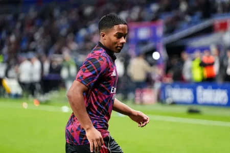 Após empate, técnico do Lyon justifica ausência de Endrick no time titular: "Risco de lesão"