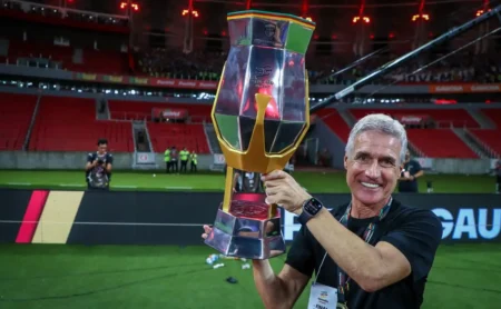 Após título do Grêmio, Luis Castro ressalta força mental e faz promessa