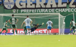 Arbitragem em Chapecoense x Grêmio: pênalti polêmico e decisão geram debate nas redes sociais