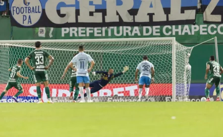 Arbitragem em Chapecoense x Grêmio: pênalti polêmico e decisão geram debate nas redes sociais