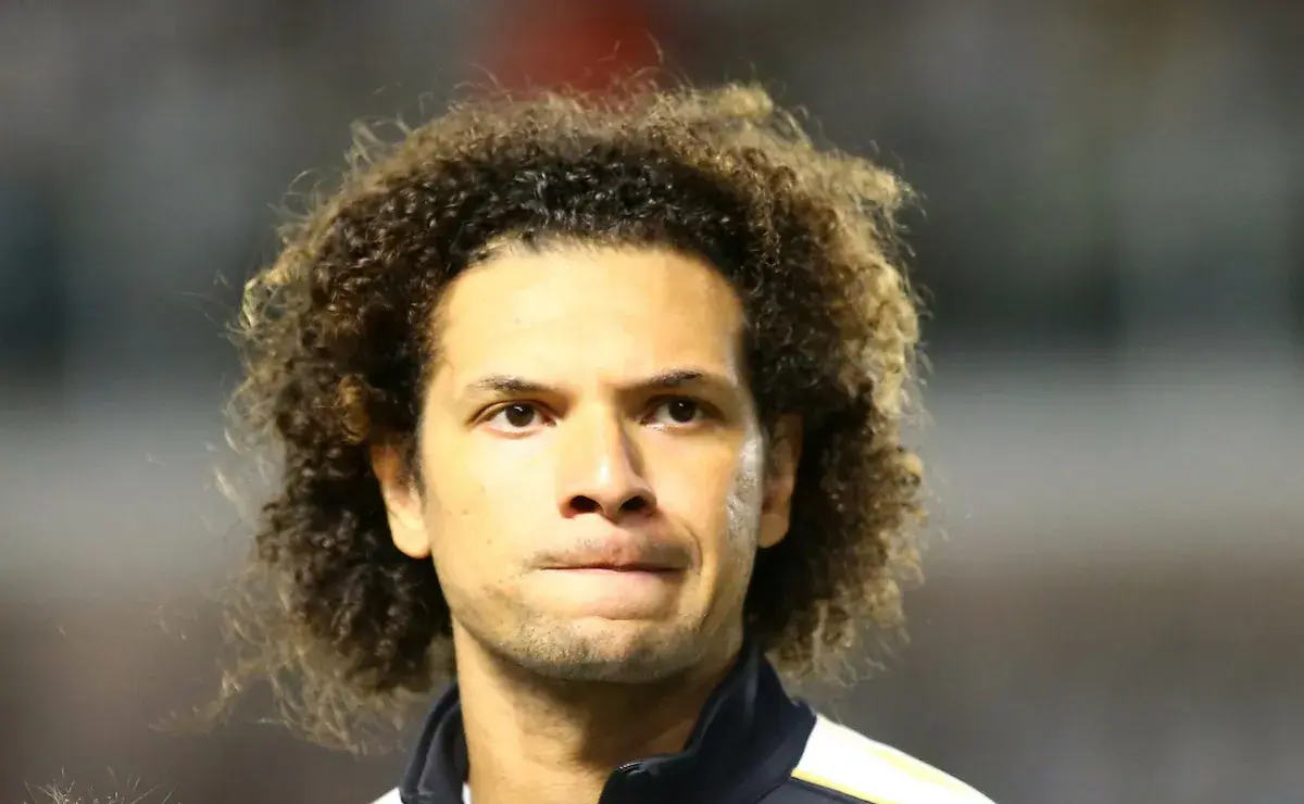 Arão perde espaço no meio-campo com Cuca e pode ser dispensado pelo Santos Arão perde espaço no meio-campo com Cuca e pode ser dispensado pelo Santos