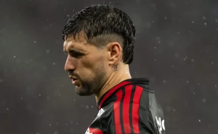 Arrascaeta demonstra irritação com a saída de Filipe Luís e bastidores do Flamengo esquentam