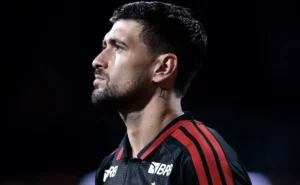 Arrascaeta quase marca golaço pelo Flamengo no Brasileirão e Hugo Souza salva o Corinthians