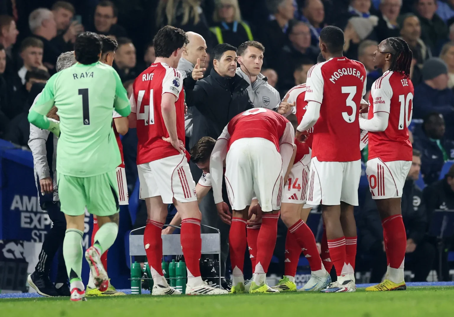 Arsenal sob críticas por cera e faltas na Premier League: "Podem fazer o que querem"