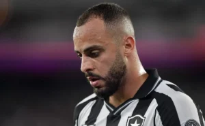 Arthur Cabral é criticado pela torcida do Botafogo após atuação contra o Boavista Arthur Cabral é criticado pela torcida do Botafogo após atuação contra o Boavista