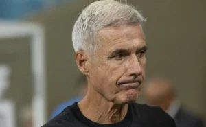 Arthur de volta ao Grêmio: decisão de Luís Castro gera dúvida na escalação Arthur de volta ao Grêmio: decisão de Luís Castro gera dúvida na escalação